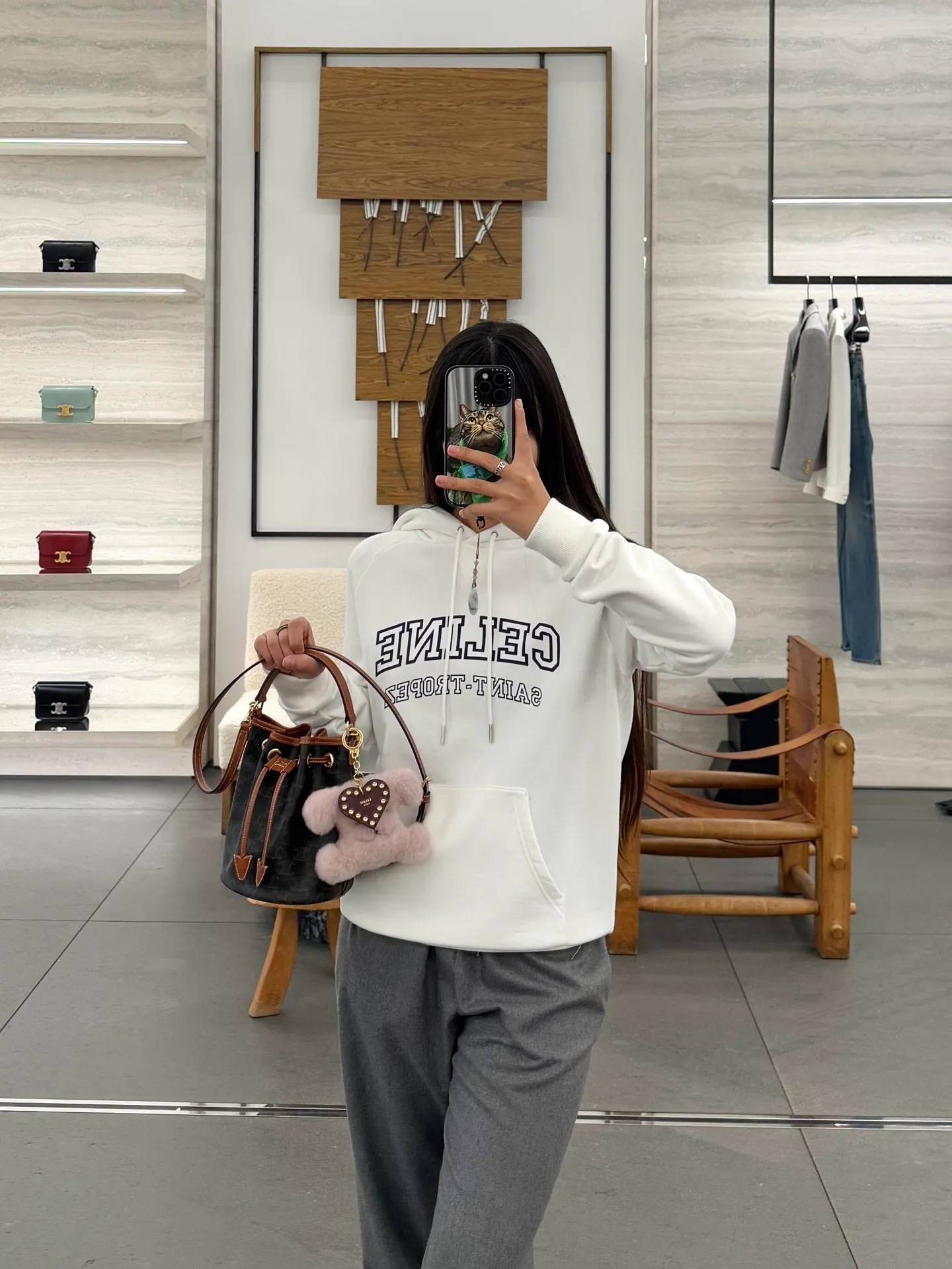240💰 (women's style) Celine, a luxury brand from France, expresses the fashion industry's connection between culture and sports, represents a new lifestyle, and has won the favor of trendy high-end people with its excellent quality and outstanding style.  2025 new CELINE SAINT-TROPEZ resort-style sports and casual hooded sweatshirt, casual and loose tailoring, gender-neutral, very representative milky white color, inspired by Saint-Tropez, the famous seaside resort in southern France, promotes an exclusive cultural atmosphere, eye-catching and large CELINE word mother, below are the small letters SAINT-TROPEZ, which are all made of dark blue flocking technology. The letters are printed in a hollow shape and given an old and dilapidated effect. The retro atmosphere comes to the face, integrating nautical style and leisure vacation style, creating a hooded sweater that is both luxurious and trendy. 430g cotton terry, custom made in white, size SML 160cm or so, weight 80-100 jins S 165cm or so, weight 100-120 jins M 170cm or so, weight 120-140 jins L